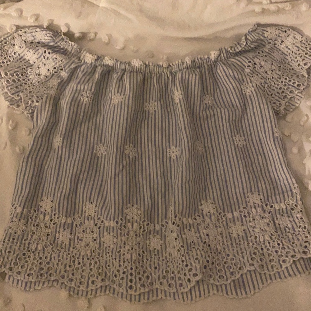 Hollister off the shoulder top. Great condition